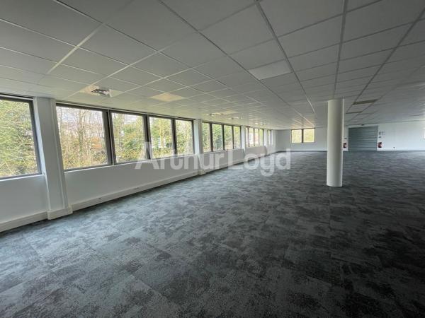 Bureaux à louer - 174 m² - Immeuble récent rénové - Parking - Proximité hôtel Mercure
