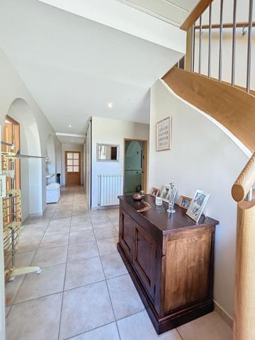 Propriété entièrement rénovée d'environ 245 m2