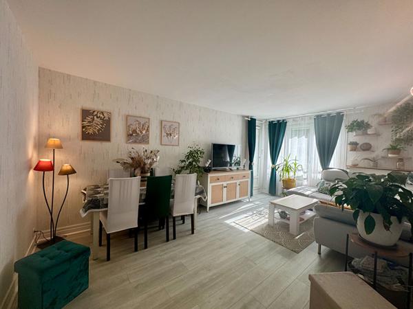 A vendre à Chilly-Mazarin, dans la résidence du Domaine du Château, un appartement 4 pièces 3 chambres, proche des commerces des écoles et des axes routier.