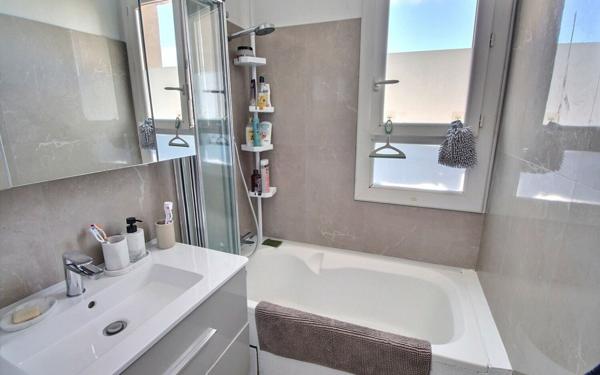 Appartement à vendre    3 pièces • 65,88 m2 Marseille 11