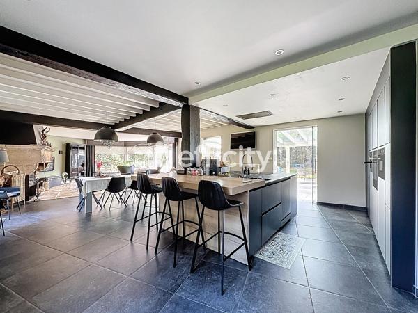 Maison
         7 pièces
        - 450 m² Bien prestige 1 140 000 € *