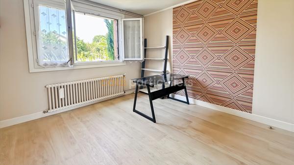 Vente
                Maison185 m² - 8 Pièces -
                    BRIE COMTE ROBERT (77170)