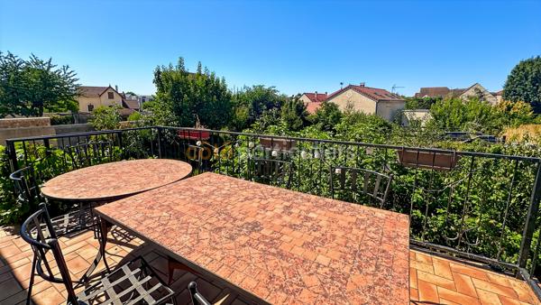 Vente
                Maison185 m² - 8 Pièces -
                    BRIE COMTE ROBERT (77170)