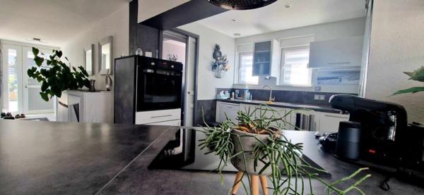 APPARTEMENT de 99 m² avec terrasse et garage.