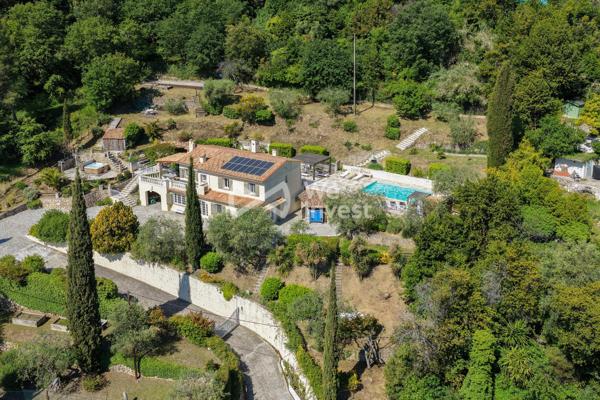 Villa d'exception avec vue panoramique, piscine et jardin de 3 000 m²