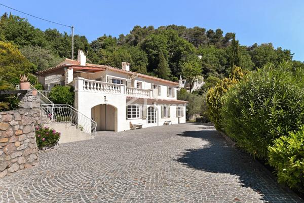 Villa d'exception avec vue panoramique, piscine et jardin de 3 000 m²