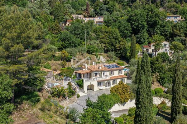 Villa d'exception avec vue panoramique, piscine et jardin de 3 000 m²