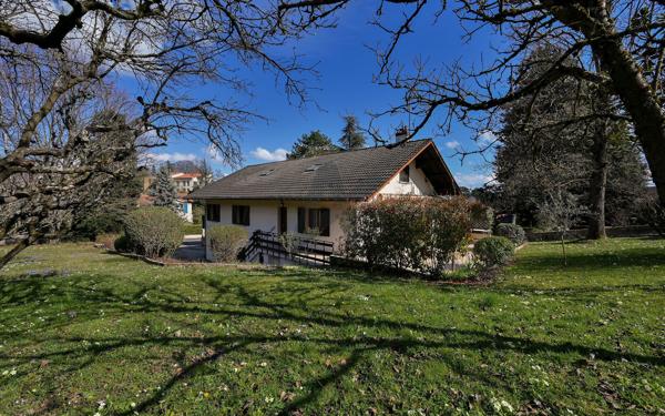 COLLONGES AU MONT D'OR CENTRE- MAISON DE FAMILLE DE 205 M2- JARDIN CLOS DE 1600 M2