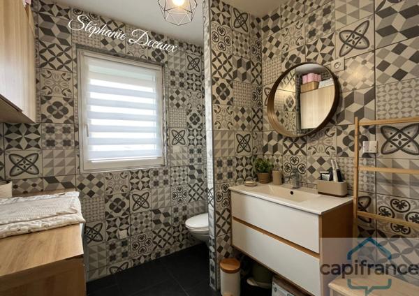 🏡 À VENDRE – Pavillon récent  – 105 m² – 3 chambres – Semi plain-pied – DPE B – Jardin – Cour