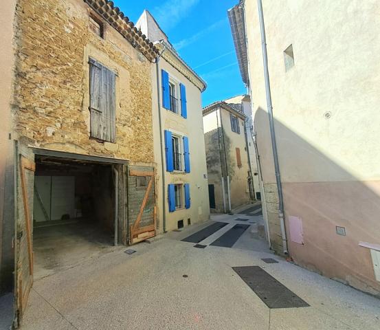 La Tour D'Aigues, petit immeuble avec garage