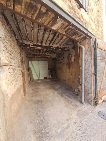 La Tour D'Aigues, petit immeuble avec garage