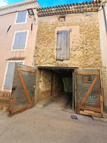 La Tour D'Aigues, petit immeuble avec garage