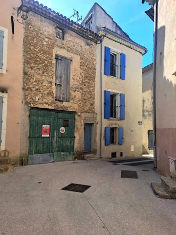 La Tour D'Aigues, petit immeuble avec garage