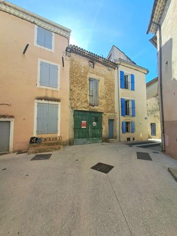 La Tour D'Aigues, petit immeuble avec garage