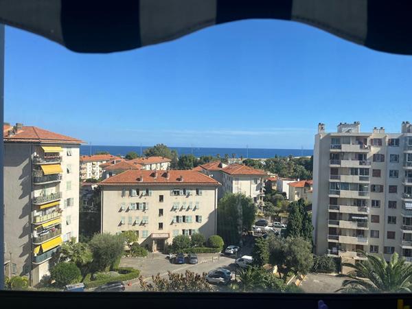 À vendre : Appartement 3 pièces avec vue mer à NICE OUEST