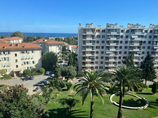 À vendre : Appartement 3 pièces avec vue mer à NICE OUEST