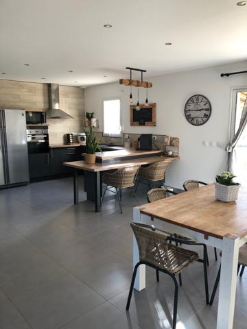 Maison récente Ecommoy 4 chambres 3 sdb piscine 136m2