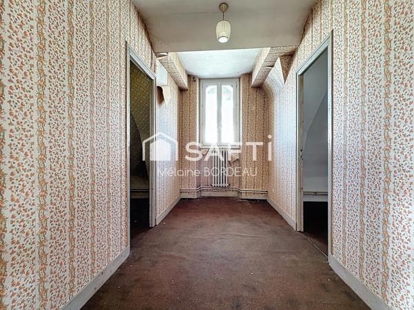 Maison de caractère à rénover, plein centre-ville