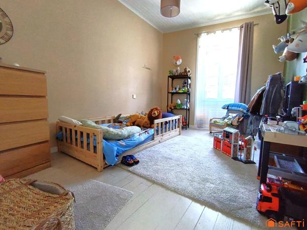 Maison atypique avec grande dépendance