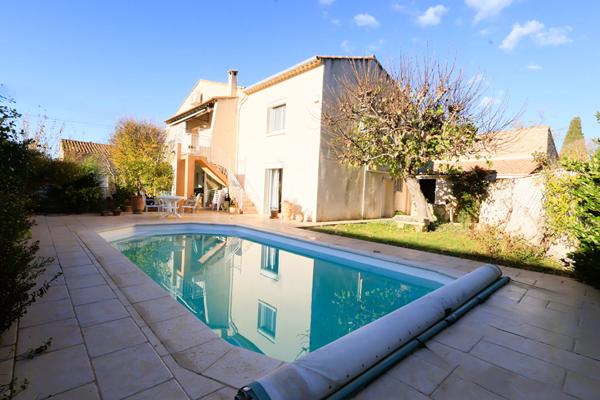 Maison de Ville T5 avec Piscine double Garage + logement indépendant