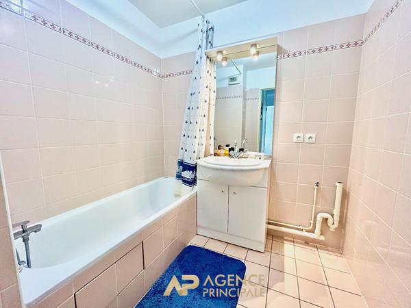 Appartement 64 m² La Rochelle -Terrasse 22 m² - Ascenseur - Parking - DPE B €399 000 ** - Référence MR712ED1
