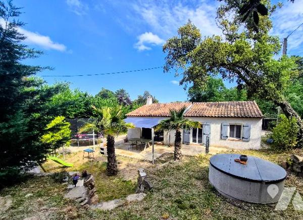 Maison individuelle plain-pied au calme, 3 chambres, jardin arboré, terrasses, puits, cabane