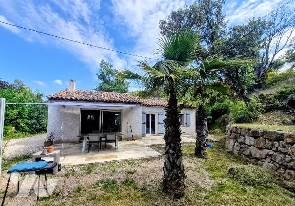 Maison individuelle plain-pied au calme, 3 chambres, jardin arboré, terrasses, puits, cabane