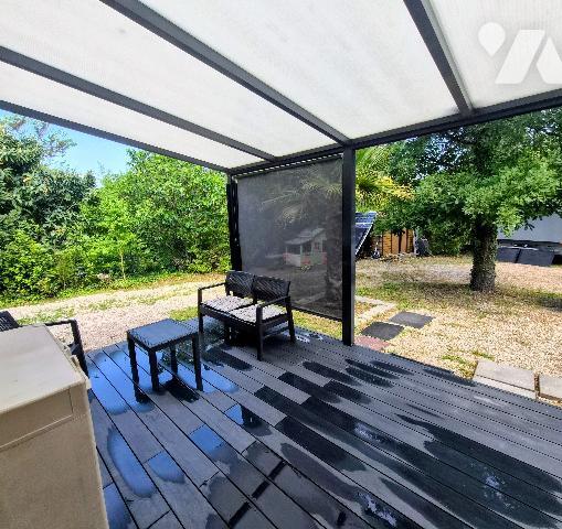 Maison individuelle plain-pied au calme, 3 chambres, jardin arboré, terrasses, puits, cabane