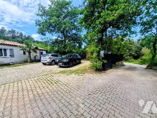 Maison individuelle plain-pied au calme, 3 chambres, jardin arboré, terrasses, puits, cabane