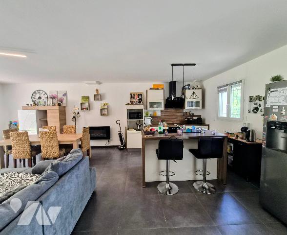 Maison individuelle plain-pied au calme, 3 chambres, jardin arboré, terrasses, puits, cabane