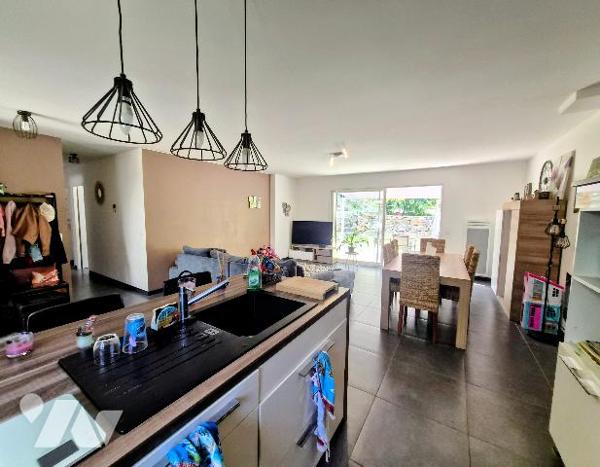 Maison individuelle plain-pied au calme, 3 chambres, jardin arboré, terrasses, puits, cabane