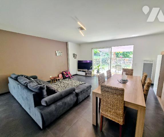 Maison individuelle plain-pied au calme, 3 chambres, jardin arboré, terrasses, puits, cabane