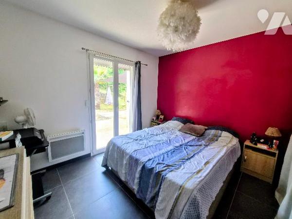 Maison individuelle plain-pied au calme, 3 chambres, jardin arboré, terrasses, puits, cabane