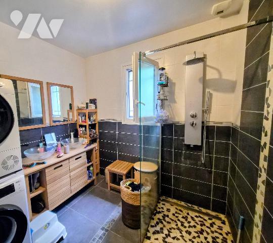Maison individuelle plain-pied au calme, 3 chambres, jardin arboré, terrasses, puits, cabane
