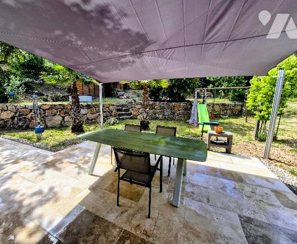 Maison individuelle plain-pied au calme, 3 chambres, jardin arboré, terrasses, puits, cabane