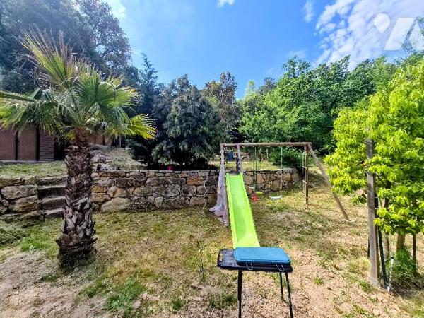 Maison individuelle plain-pied au calme, 3 chambres, jardin arboré, terrasses, puits, cabane