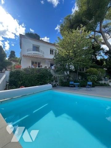 Villa avec piscine à vendre sur les hauteurs de Nîmes.