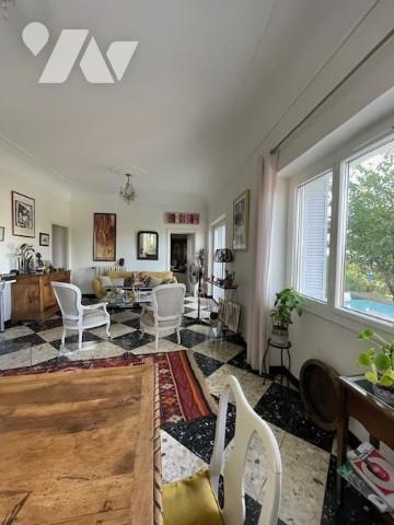 Villa avec piscine à vendre sur les hauteurs de Nîmes.