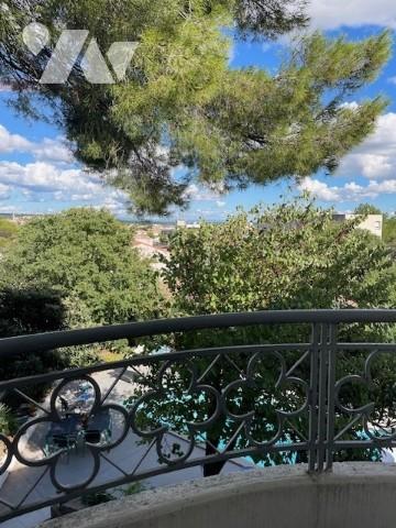 Villa avec piscine à vendre sur les hauteurs de Nîmes.