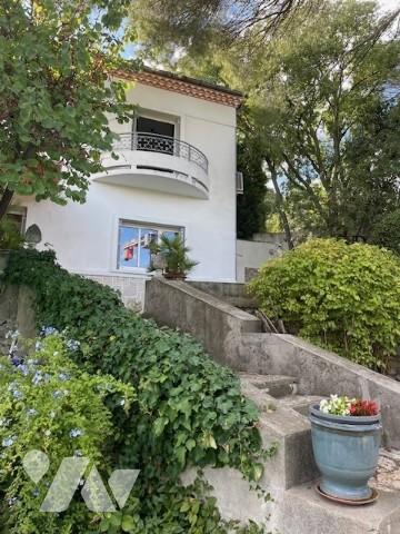 Villa avec piscine à vendre sur les hauteurs de Nîmes.