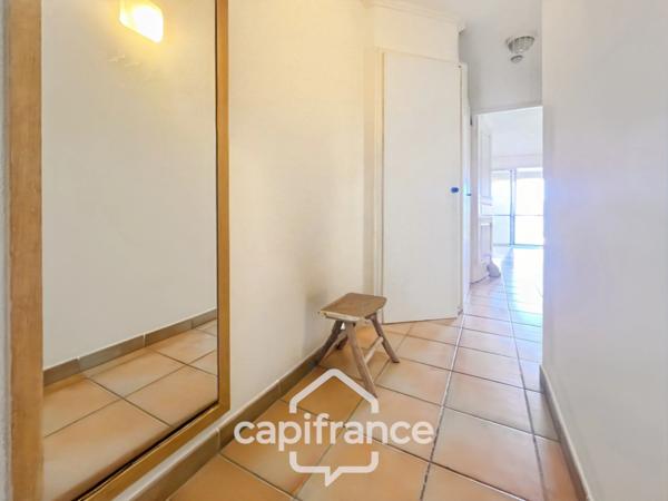 Domaine et golf de Pont Royal : Résidence du lac , appartement au premier étage, 32 m2 , vue panoramique sur le lac