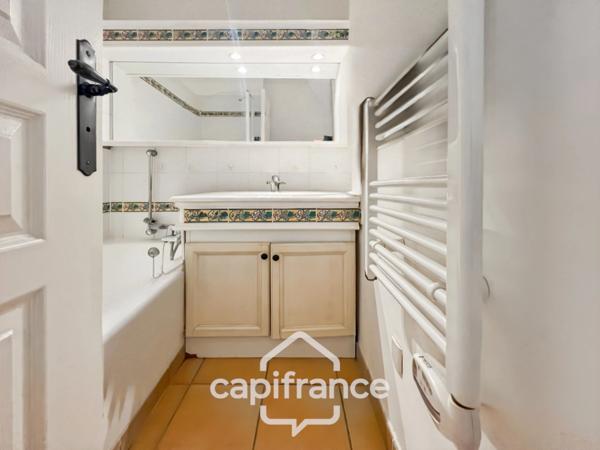 Domaine et golf de Pont Royal : Résidence du lac , appartement au premier étage, 32 m2 , vue panoramique sur le lac