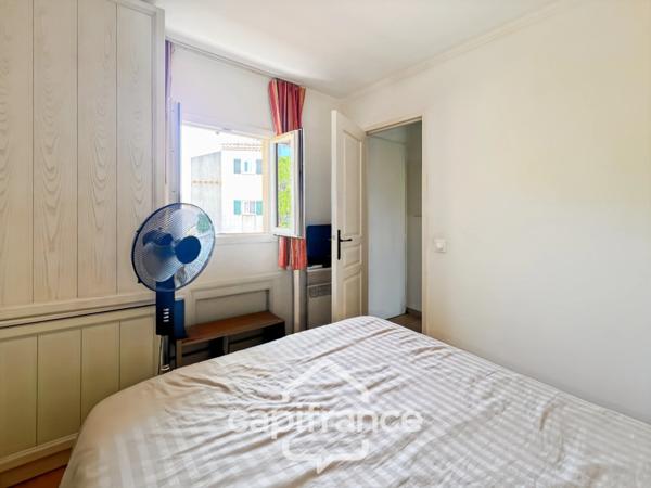 Domaine et golf de Pont Royal : Résidence du lac , appartement au premier étage, 32 m2 , vue panoramique sur le lac