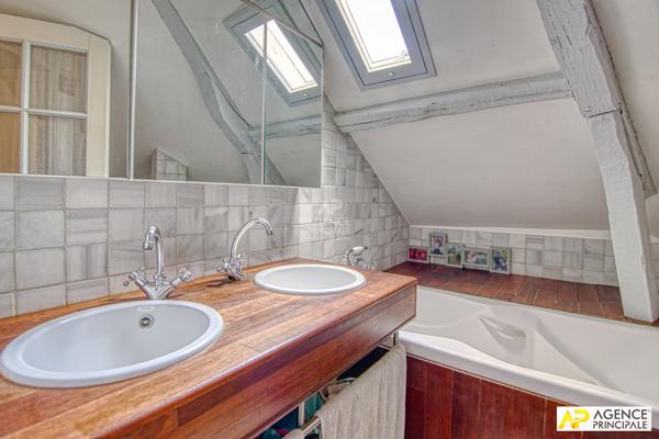 Versailles Saint-Louis Appartement 6 pièces 132 m² Carrez situé au 3eme étage d'un bel immeuble ancien 1 050 000 € ** - Référence 25558