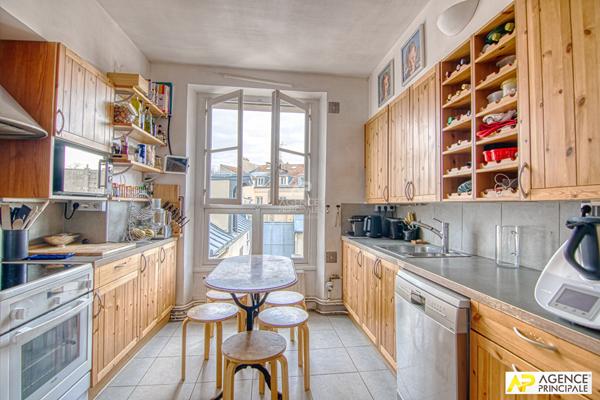 Versailles Saint-Louis Appartement 6 pièces 132 m² Carrez situé au 3eme étage d'un bel immeuble ancien 1 050 000 € ** - Référence 25558