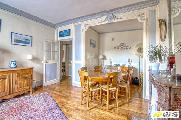 Versailles Saint-Louis Appartement 6 pièces 132 m² Carrez situé au 3eme étage d'un bel immeuble ancien 1 050 000 € ** - Référence 25558