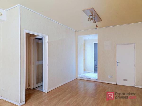 Appartement en rez-de-chaussée avec cour et 2 stationnements