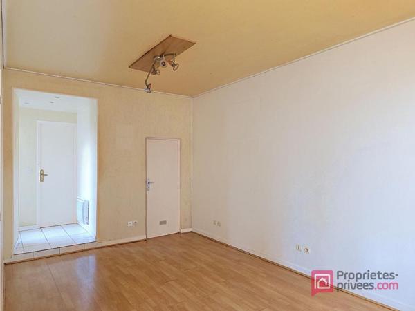 Appartement en rez-de-chaussée avec cour et 2 stationnements