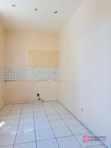 Appartement en rez-de-chaussée avec cour et 2 stationnements