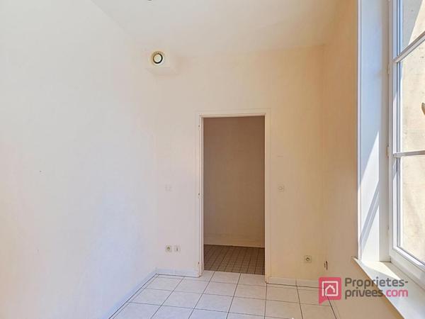 Appartement en rez-de-chaussée avec cour et 2 stationnements